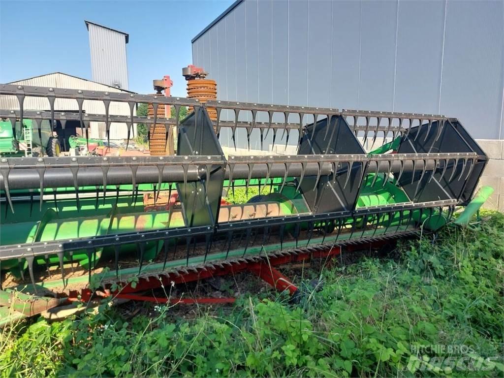 John Deere W440 Ražas novākšanas kombaini
