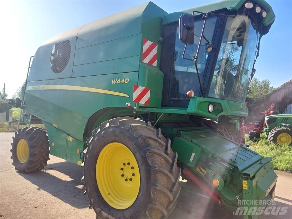 John Deere W440 Ražas novākšanas kombaini