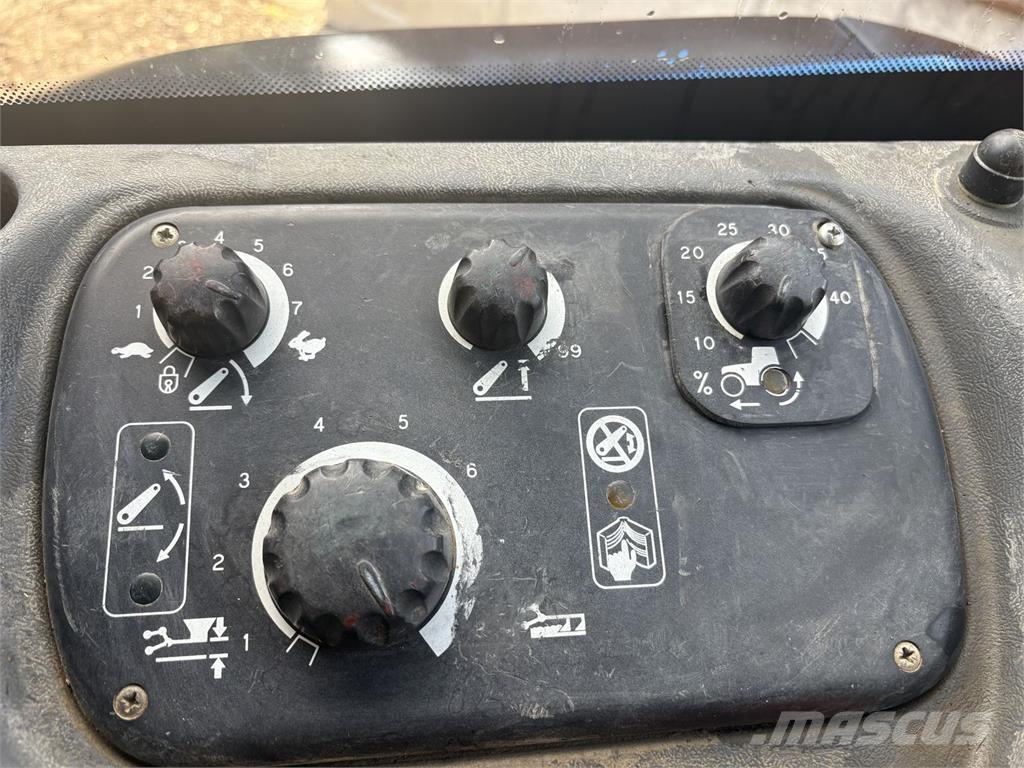 New Holland TS115 Traktori