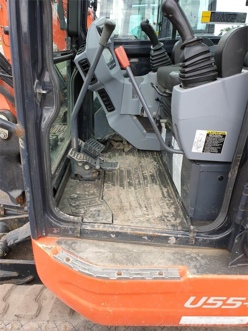 Kubota U55-4 Ekskavatori uz riteņiem