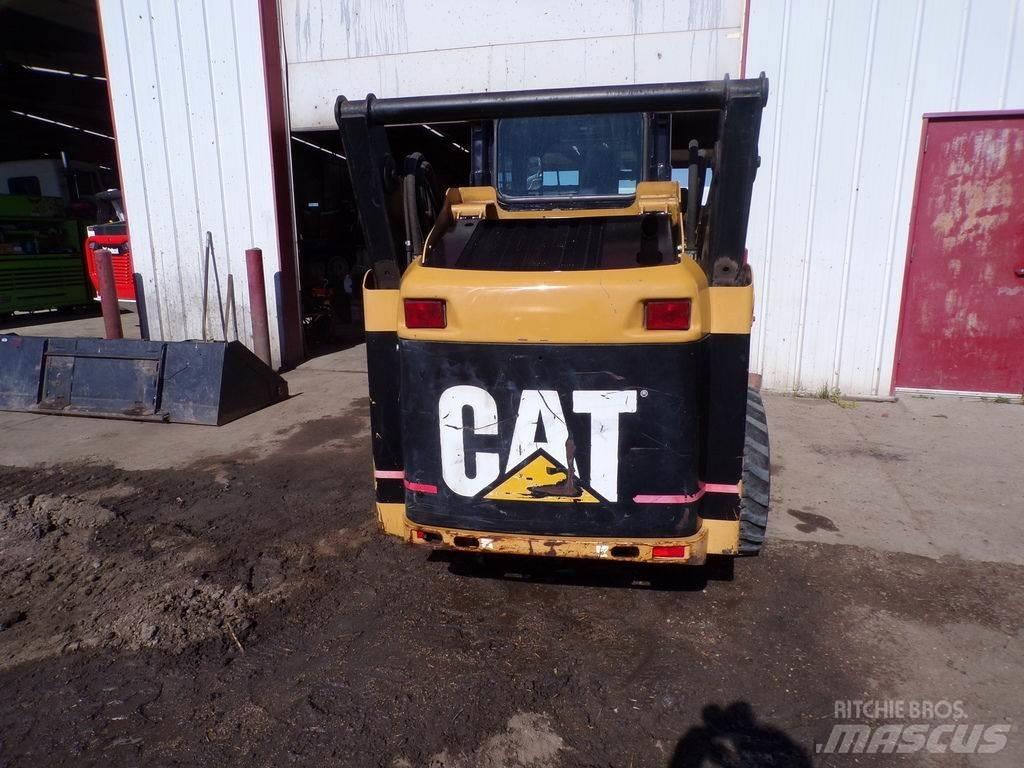 CAT 232 Lietoti riteņu kompaktiekrāvēji