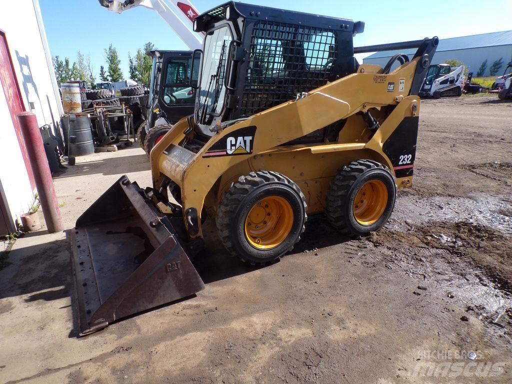 CAT 232 Lietoti riteņu kompaktiekrāvēji