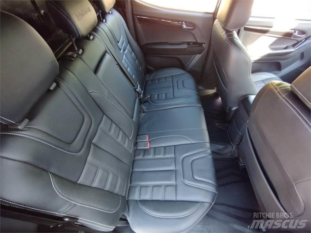 Isuzu Blade Vieglais kravas automobilis/izkraušana no sāniem
