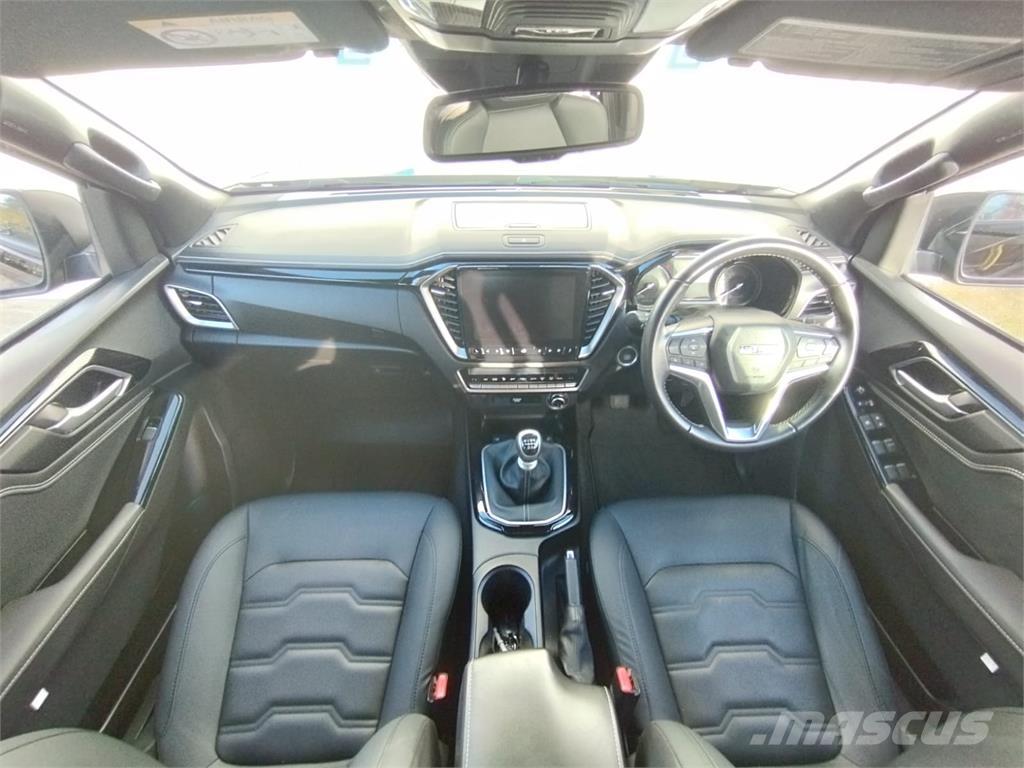 Isuzu V-Cross Vieglais kravas automobilis/izkraušana no sāniem