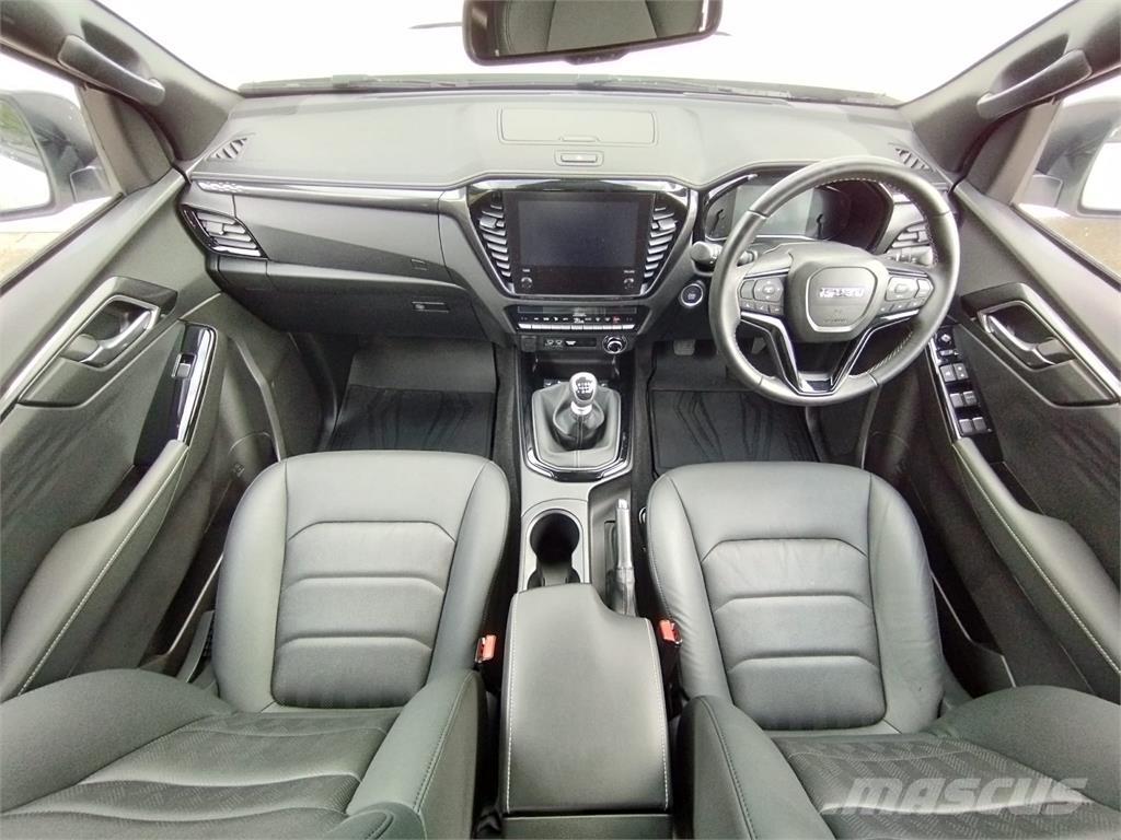 Isuzu V-Cross Vieglais kravas automobilis/izkraušana no sāniem