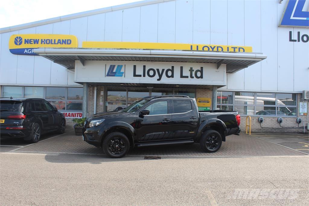 Nissan Navara Vieglais kravas automobilis/izkraušana no sāniem