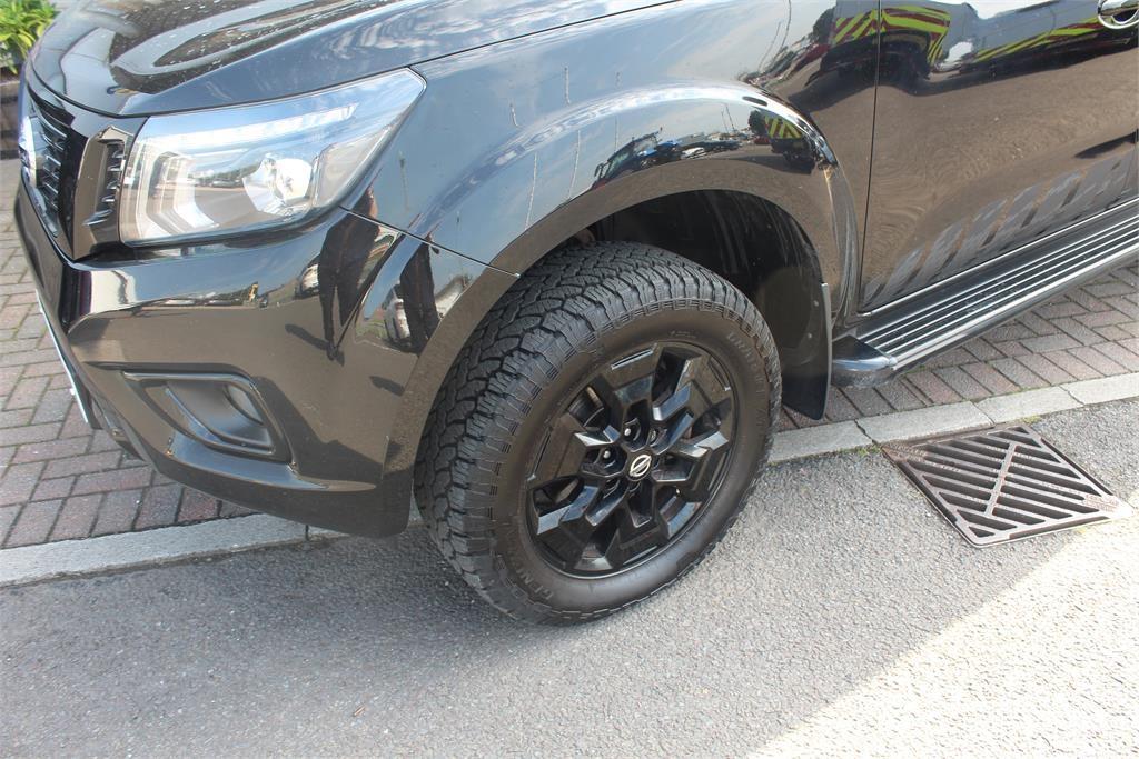 Nissan Navara Vieglais kravas automobilis/izkraušana no sāniem