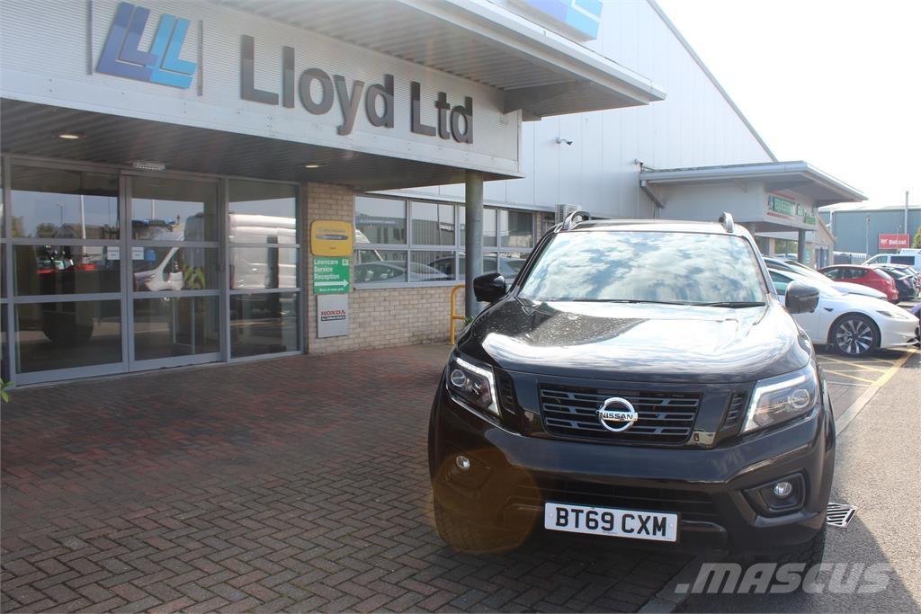Nissan Navara Vieglais kravas automobilis/izkraušana no sāniem