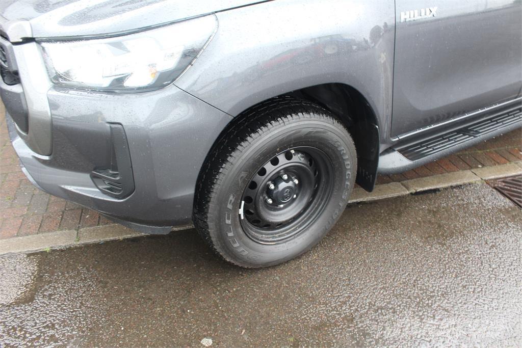 Toyota Hilux Vieglais kravas automobilis/izkraušana no sāniem