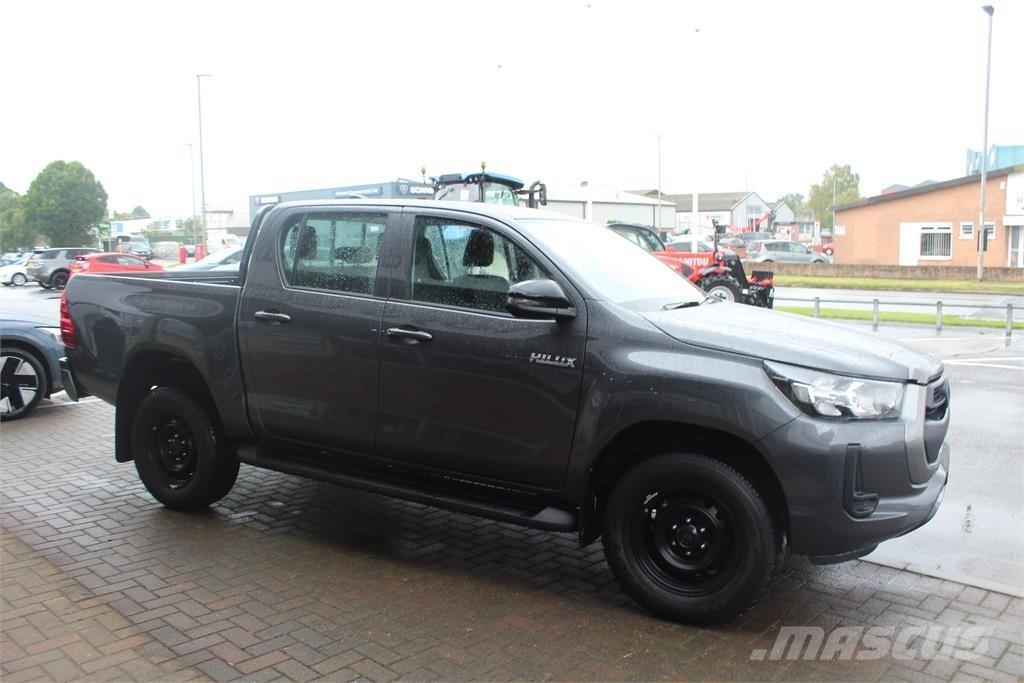 Toyota Hilux Vieglais kravas automobilis/izkraušana no sāniem
