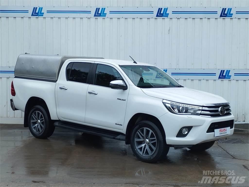 Toyota Hilux Vieglais kravas automobilis/izkraušana no sāniem