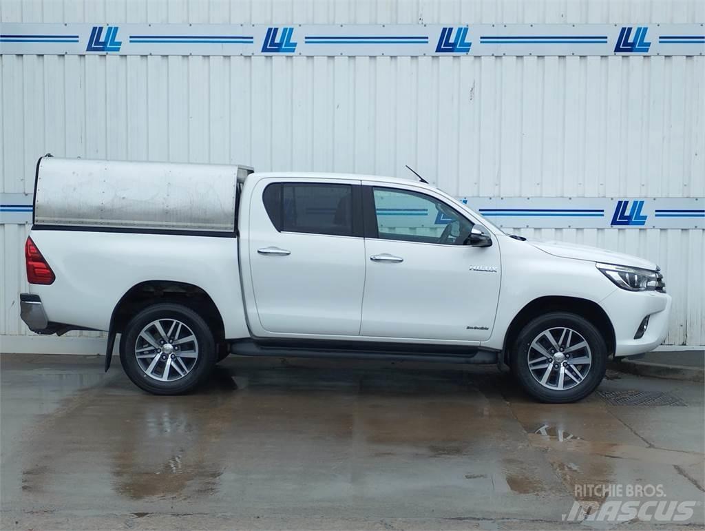 Toyota Hilux Vieglais kravas automobilis/izkraušana no sāniem