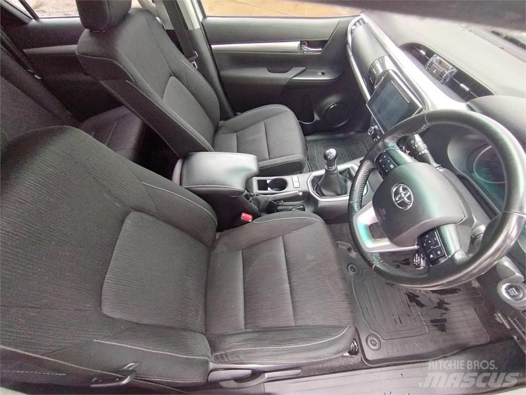 Toyota Hilux Vieglais kravas automobilis/izkraušana no sāniem