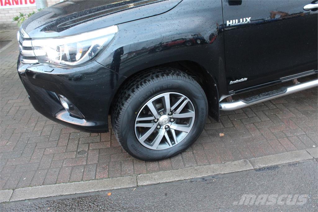 Toyota Hilux Vieglais kravas automobilis/izkraušana no sāniem