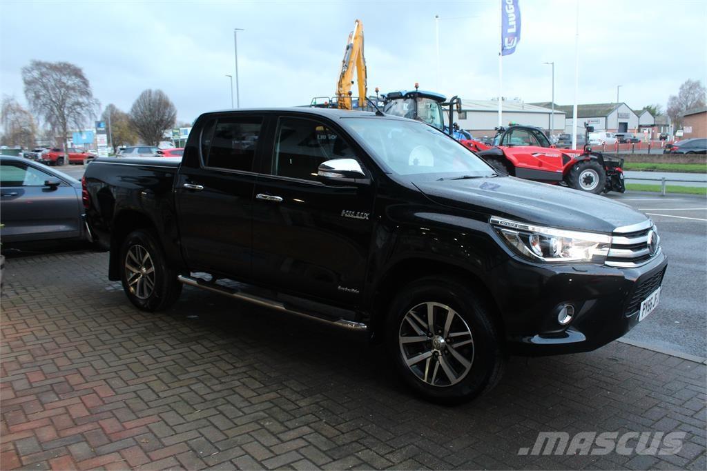 Toyota Hilux Vieglais kravas automobilis/izkraušana no sāniem