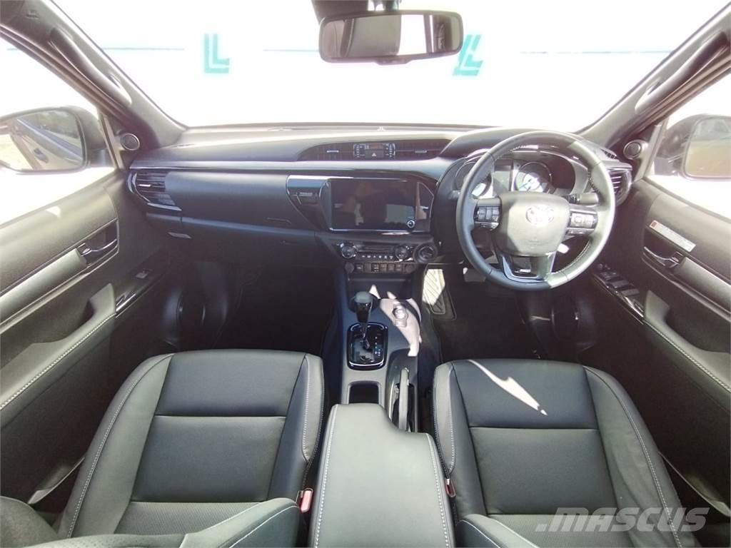 Toyota Invincible X Vieglais kravas automobilis/izkraušana no sāniem
