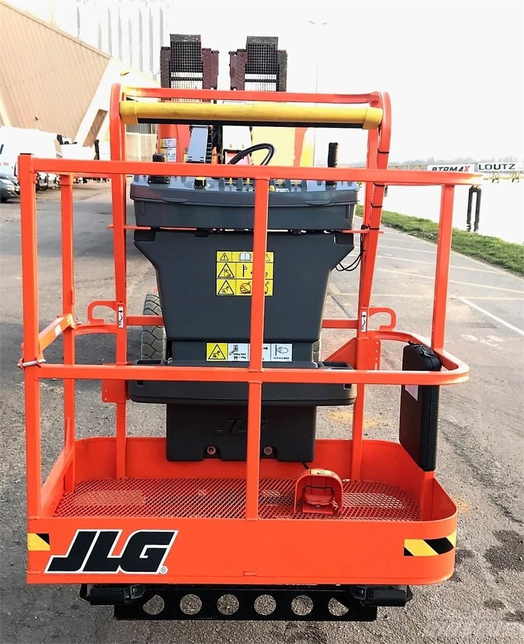 JLG E300AJ Citi pacēlāji un platformas