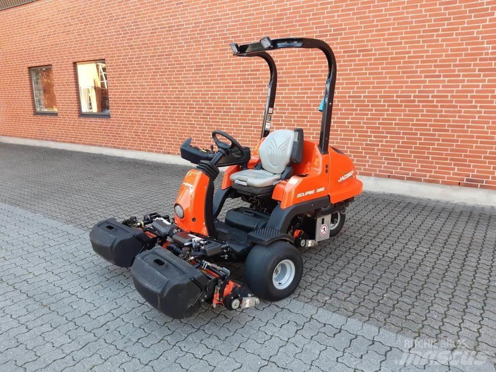 Jacobsen ECLIPS 322 Mauriņa traktors