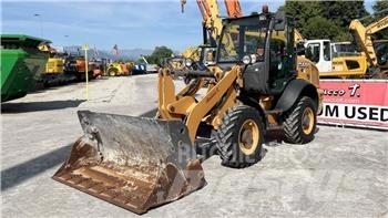 CASE 221F 4x4 Iekrāvēji uz riteņiem