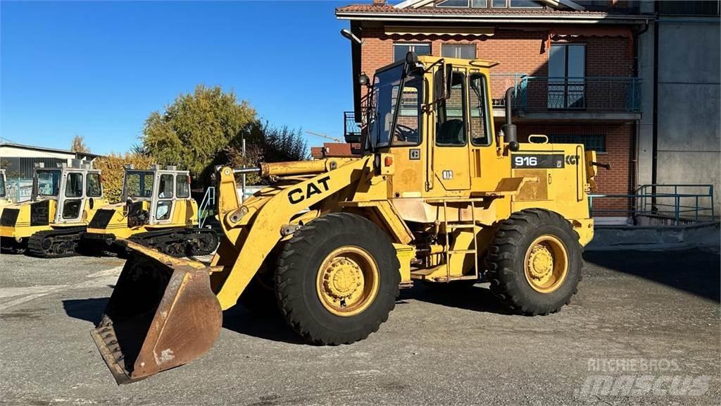 CAT 916 Iekrāvēji uz riteņiem