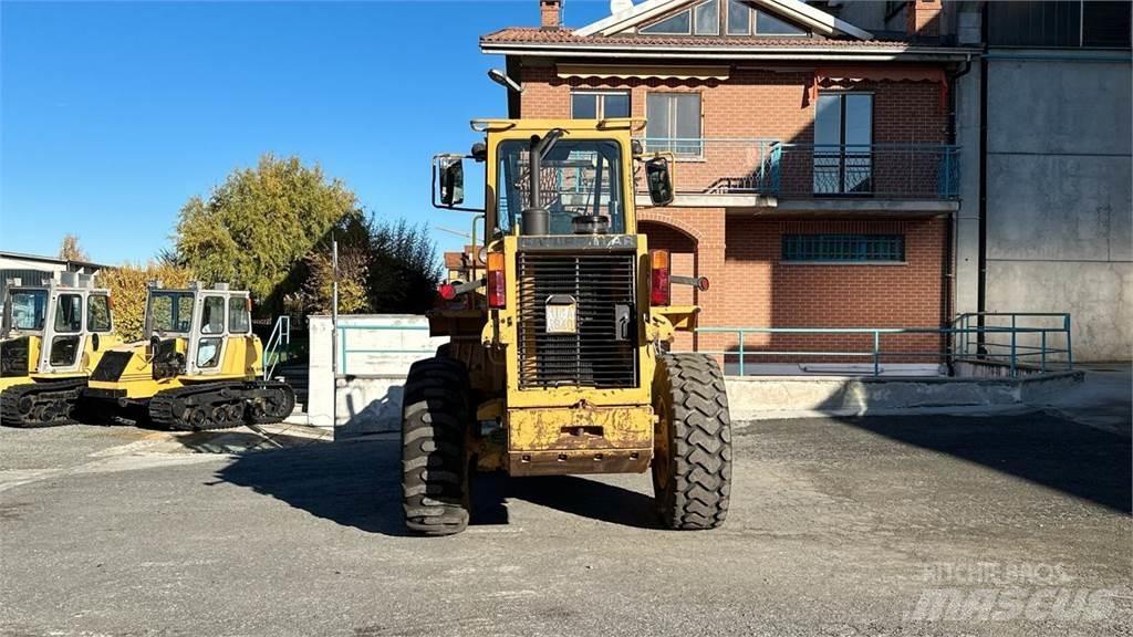 CAT 916 Iekrāvēji uz riteņiem