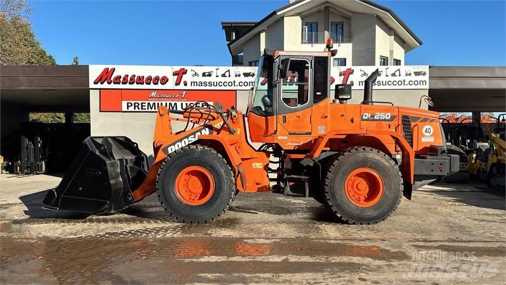 Doosan DL250 Iekrāvēji uz riteņiem