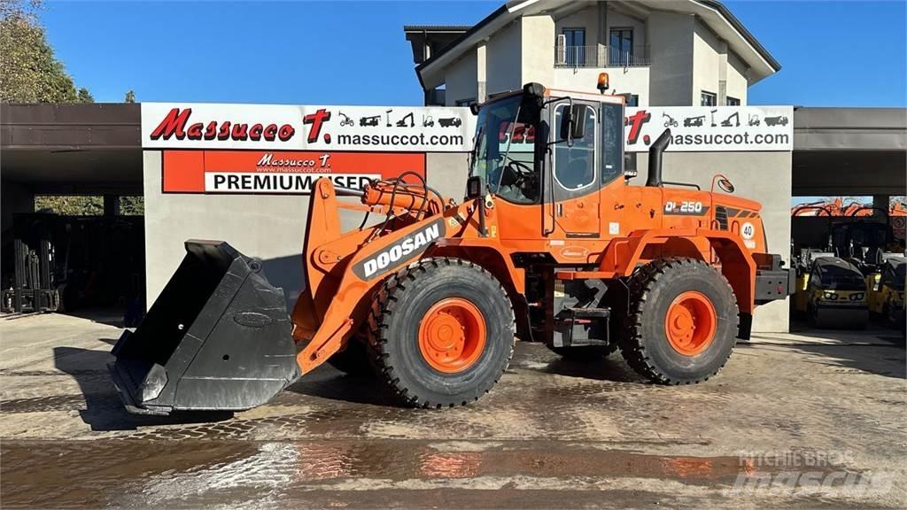 Doosan DL250 Iekrāvēji uz riteņiem