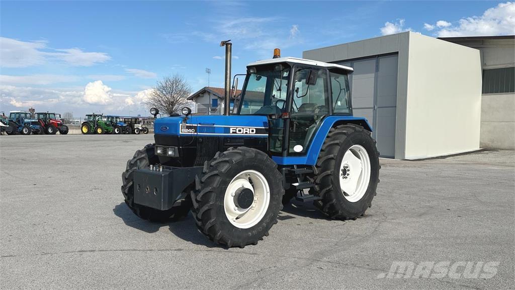 Ford 8240 4x4 Sniega naži un tīrītāji