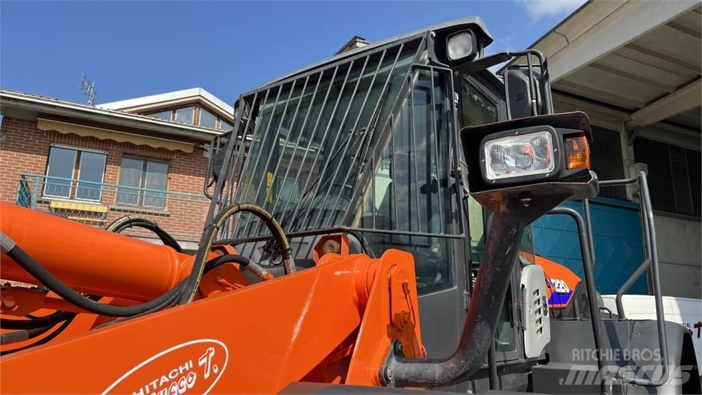 Hitachi ZW220-5B Iekrāvēji uz riteņiem
