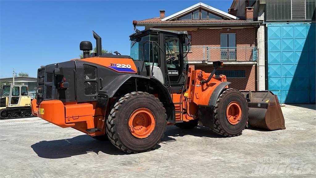 Hitachi ZW220-6 Iekrāvēji uz riteņiem