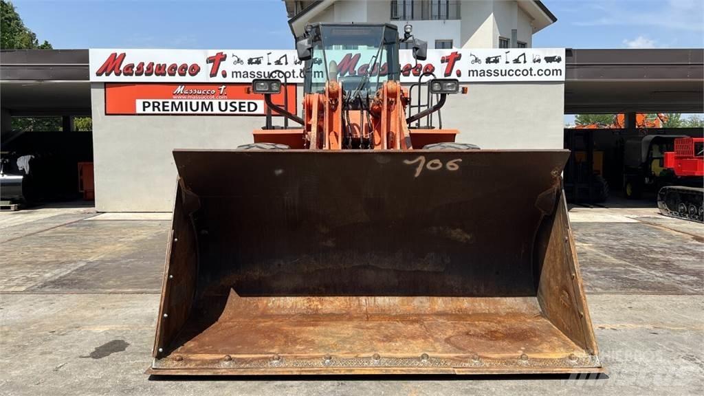 Hitachi ZW330 Iekrāvēji uz riteņiem