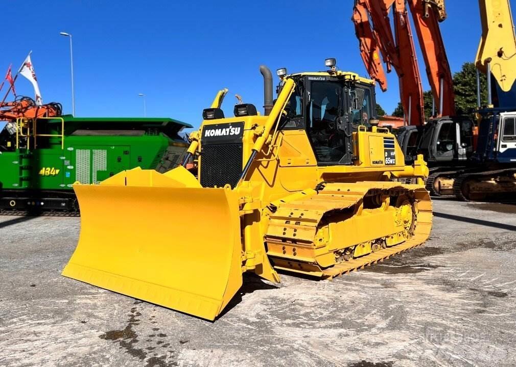 Komatsu D65 Kāpurķēžu buldozeri