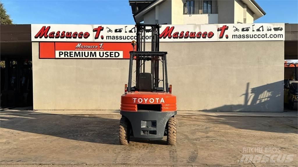 Toyota 02-5FD40 Tehnika ar dīzeļa dzinēju