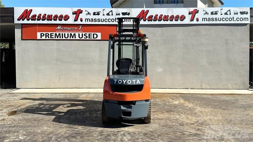 Toyota 02-8FDF30 Tehnika ar dīzeļa dzinēju