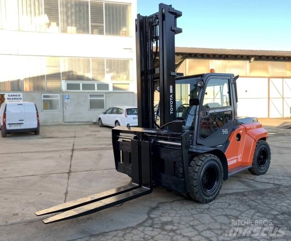 Toyota 40-8FD70N Tehnika ar dīzeļa dzinēju
