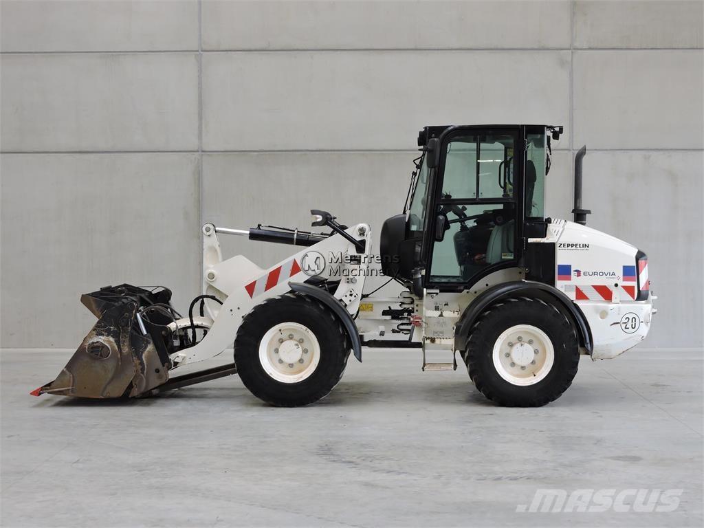 CAT 908M + FORK Iekrāvēji uz riteņiem