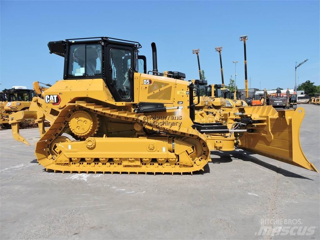CAT D5 Buldozeri