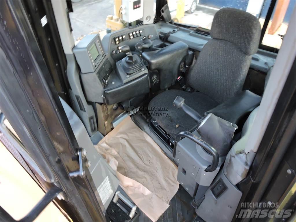 CAT D8T Buldozeri