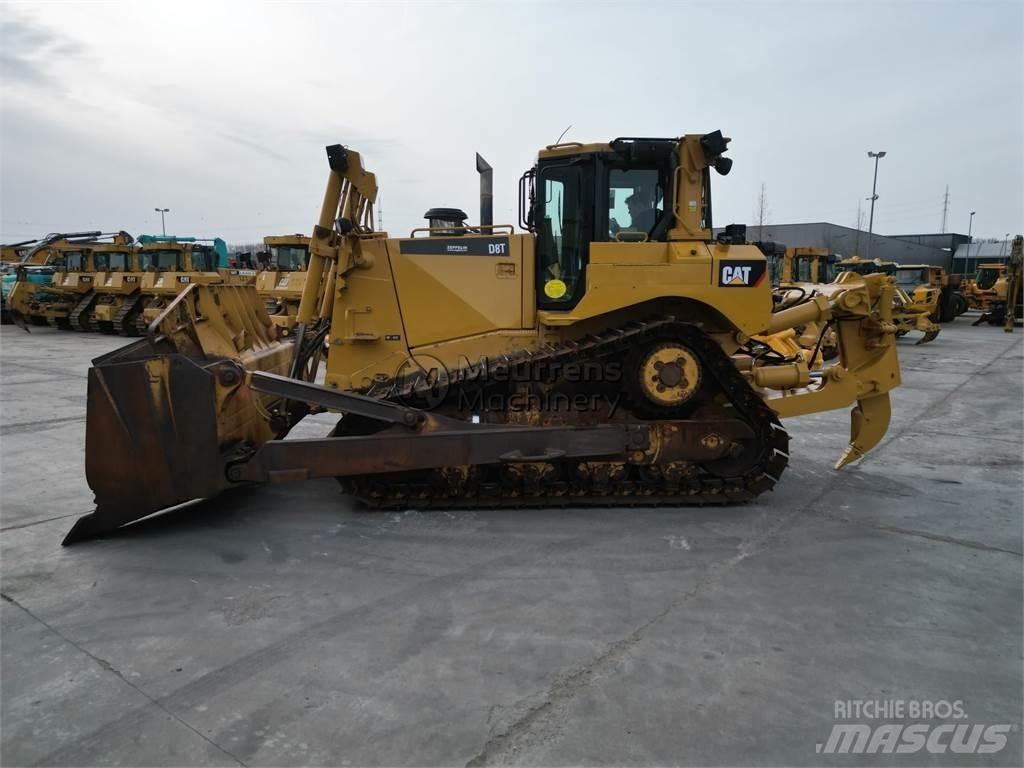 CAT D8T Buldozeri