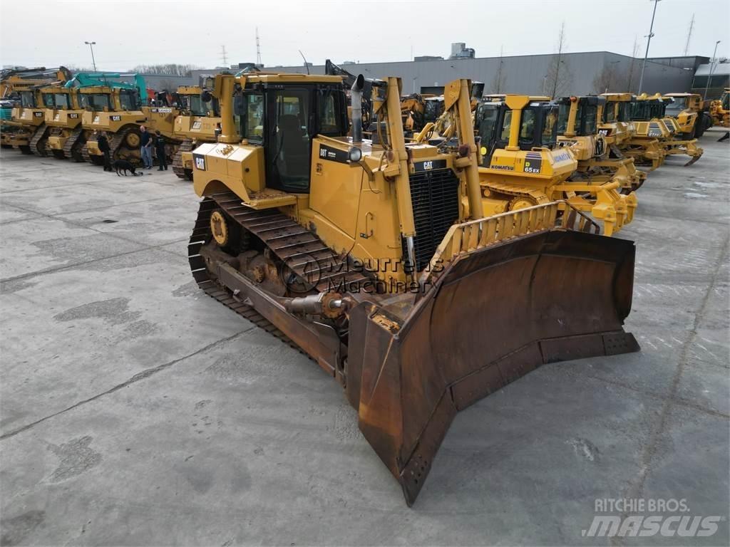 CAT D8T Buldozeri