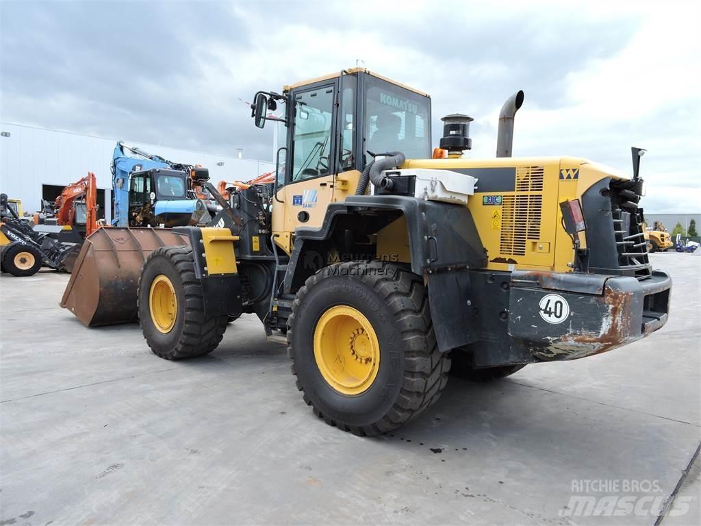 Komatsu WA320 Iekrāvēji uz riteņiem