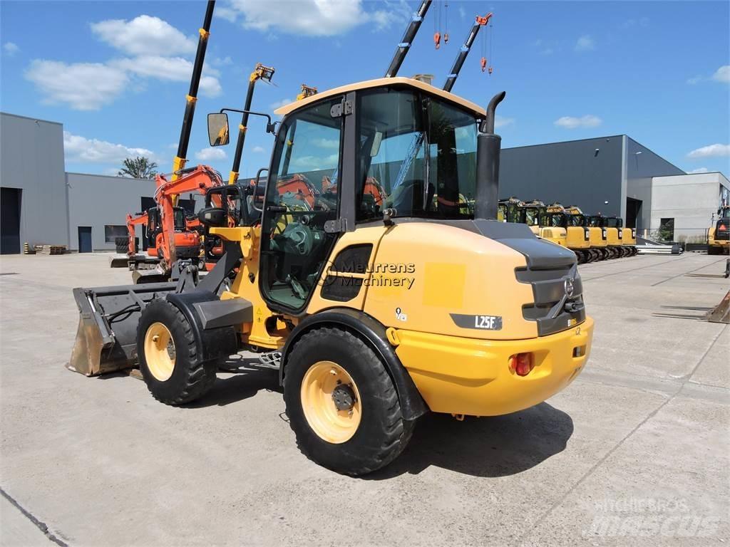 Volvo L25F + FORK Iekrāvēji uz riteņiem
