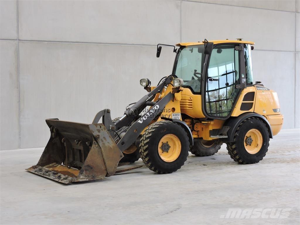 Volvo L25F + FORK Iekrāvēji uz riteņiem
