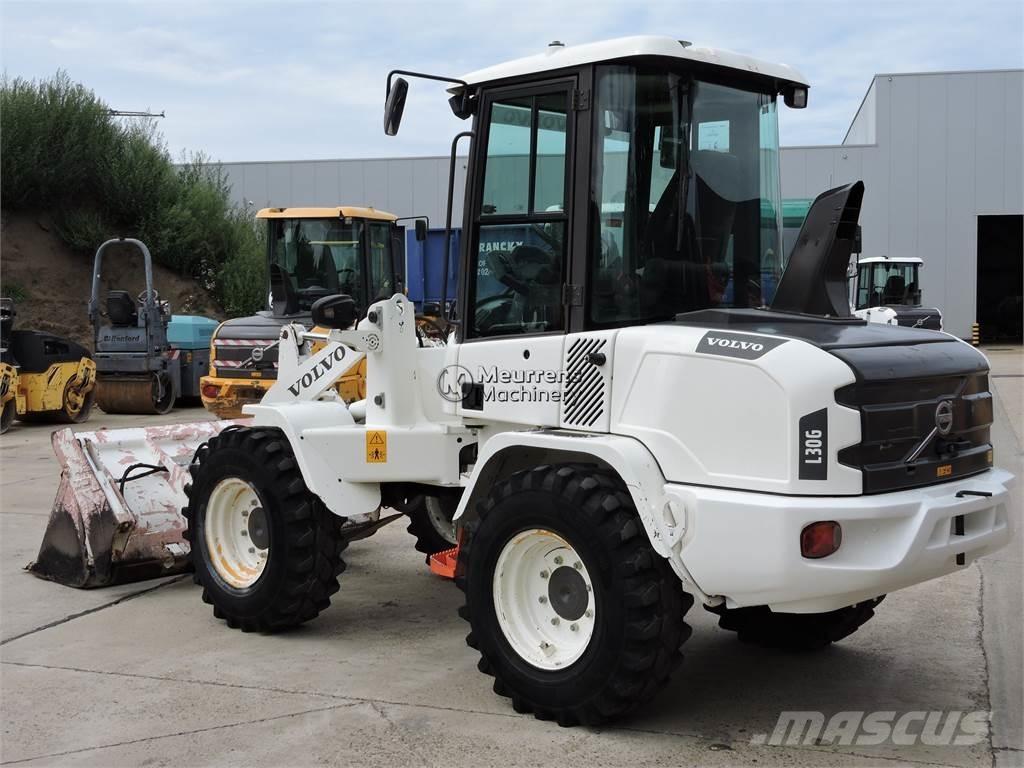 Volvo L30G + FORK Iekrāvēji uz riteņiem