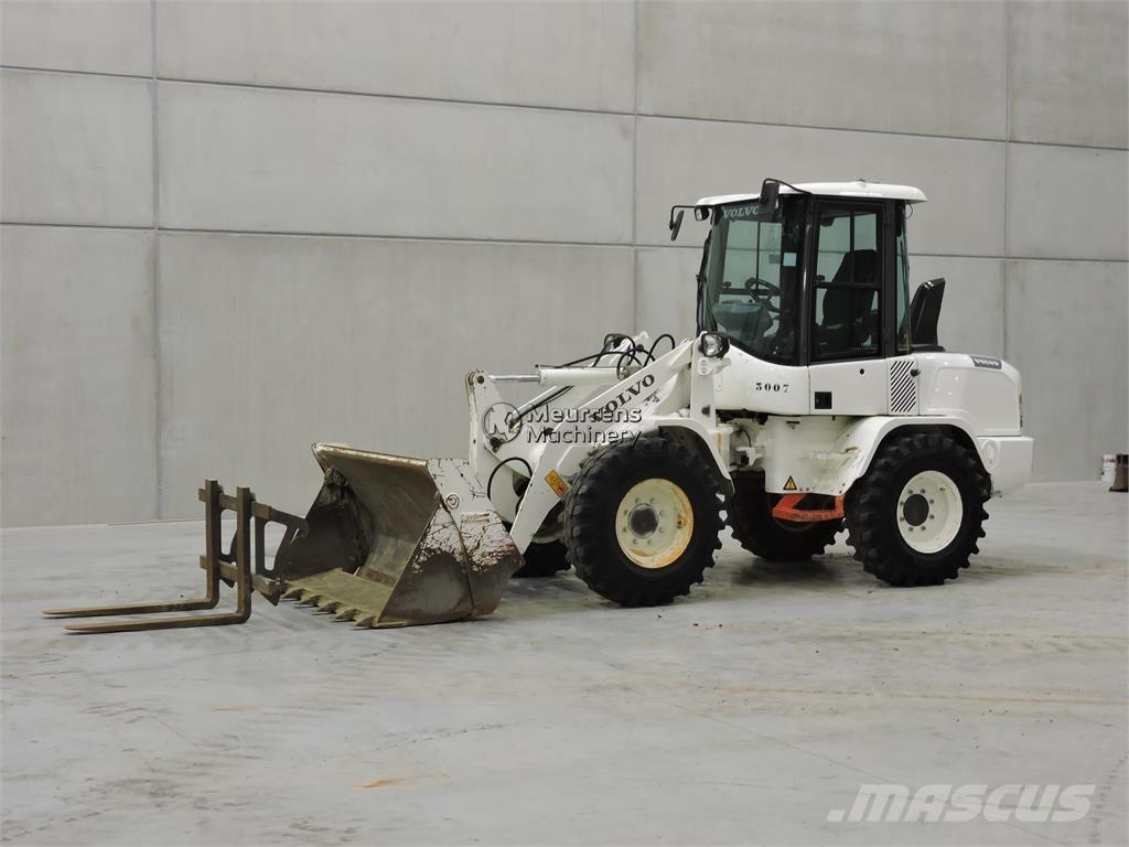 Volvo L30G + FORK Iekrāvēji uz riteņiem
