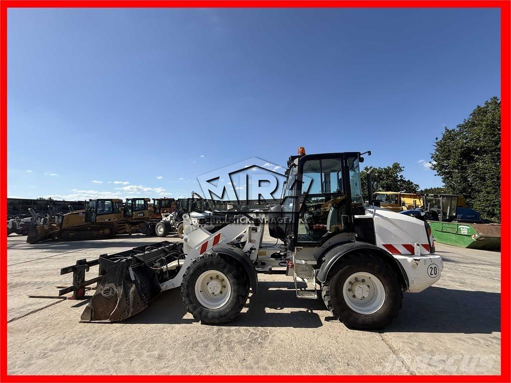 CAT 908M Iekrāvēji uz riteņiem