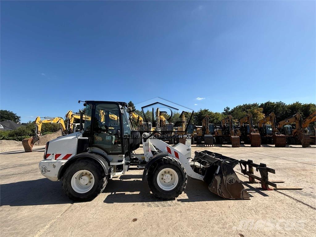 CAT 908M Iekrāvēji uz riteņiem