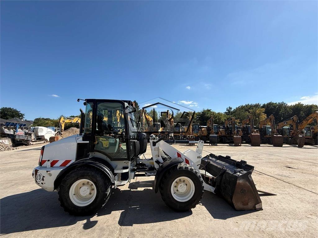 CAT 908M Iekrāvēji uz riteņiem