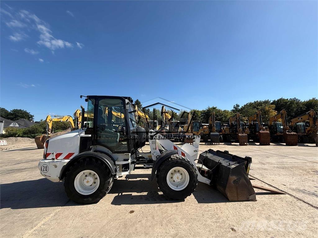 CAT 908M Iekrāvēji uz riteņiem