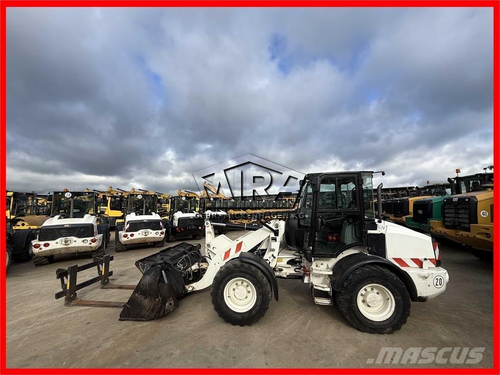CAT 908M Iekrāvēji uz riteņiem